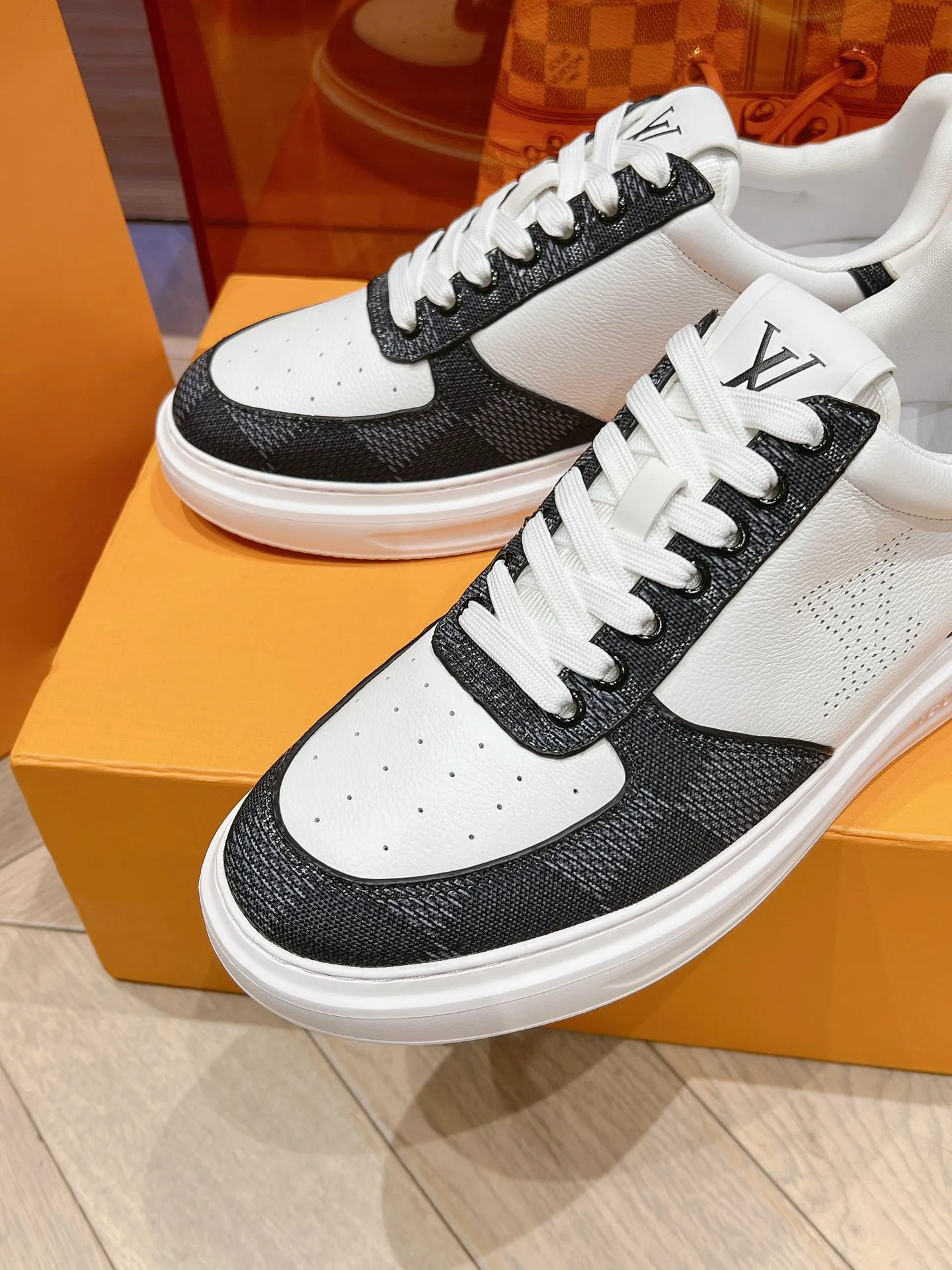 👟👟Ex-factory price 680👟👟 New LV white shoes for men, checkerboard series, plaid color matching, pure cowhide, 3D printed breathable holes, men's casual business travel shoes👟full of comfort, size: 37-45